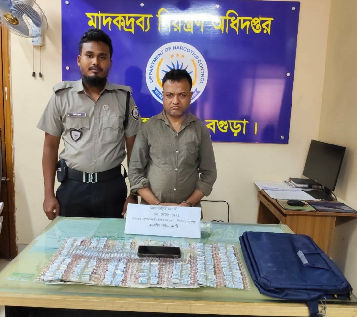 বগুড়ায় বাসে স্কুলব্যাগে ৫০০ অ্যাম্পুল বুপ্রেনরফাইন ইনজেকশনসহ আটক